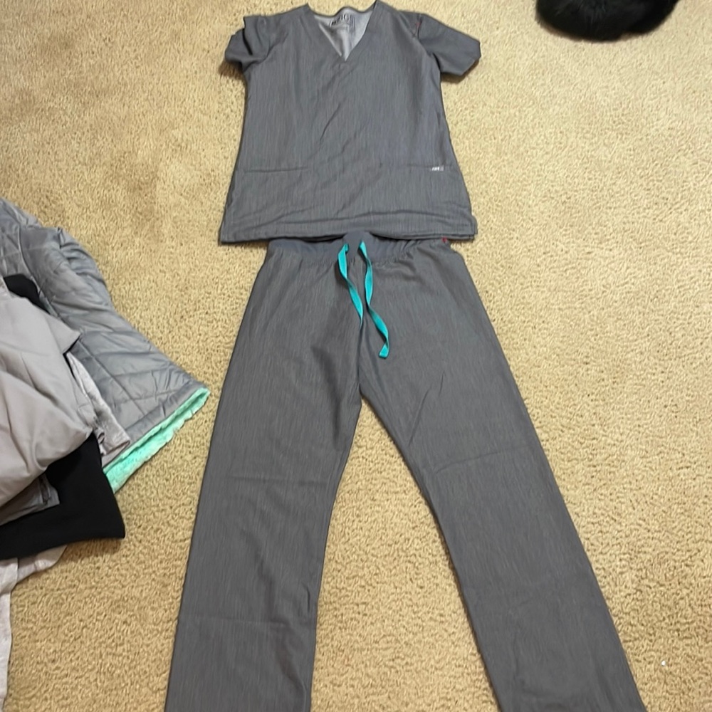 Figs graphite grey set